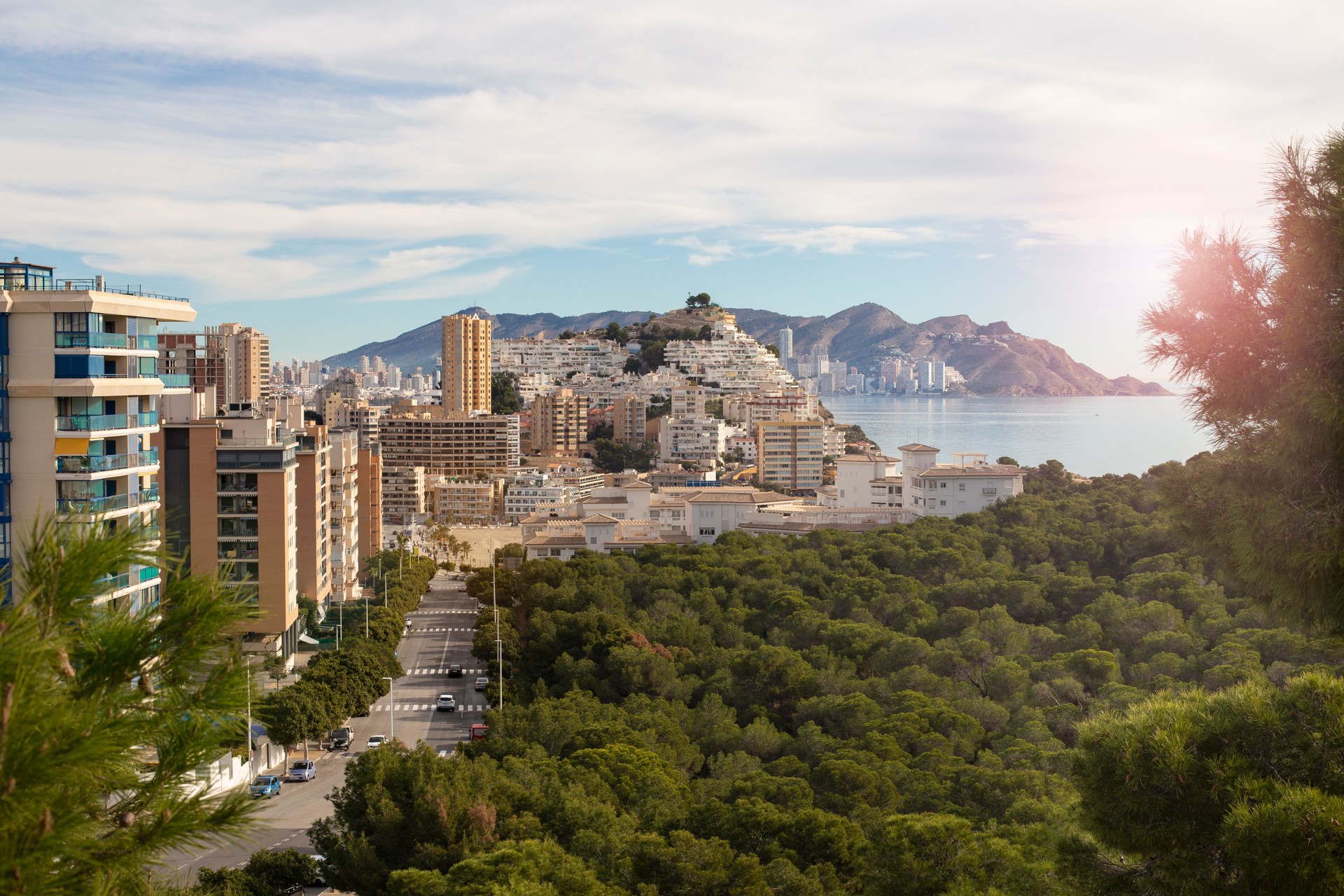 Parque natural y complejo residencial contra el mar en La Cala de Fenistrat, Benidorm, España