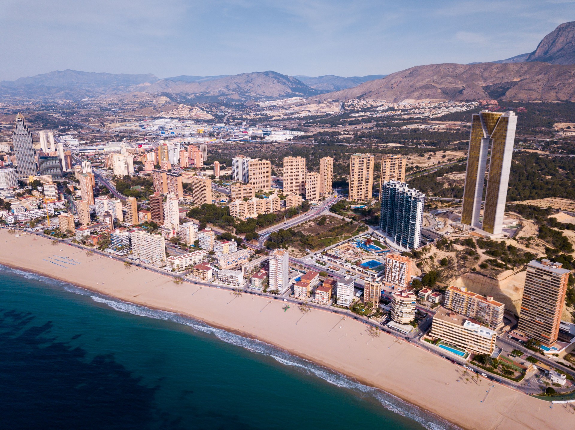 Vista aérea de la costa en el paisaje urbano de Benidorm con apartamentos modernos